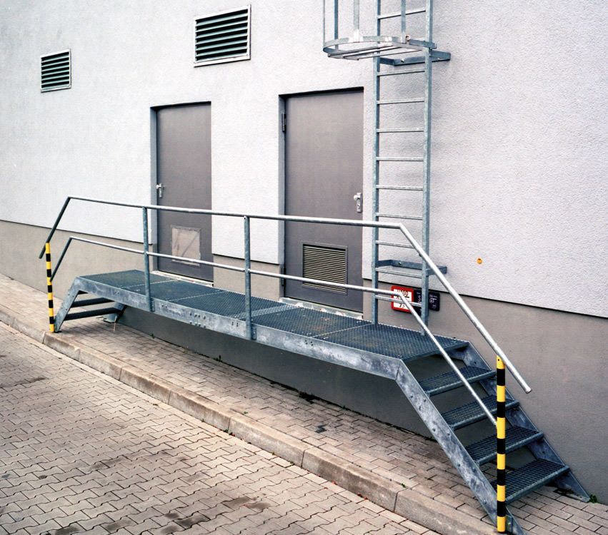 Einflügelige Mehrzwecktüren „KB" im Außeneinsatz, rechts mit Lüftungsgitter