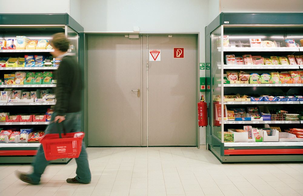 Zweiflügelige Mehrzwecktür „KB" im Verkaufsraum eines Supermarkts