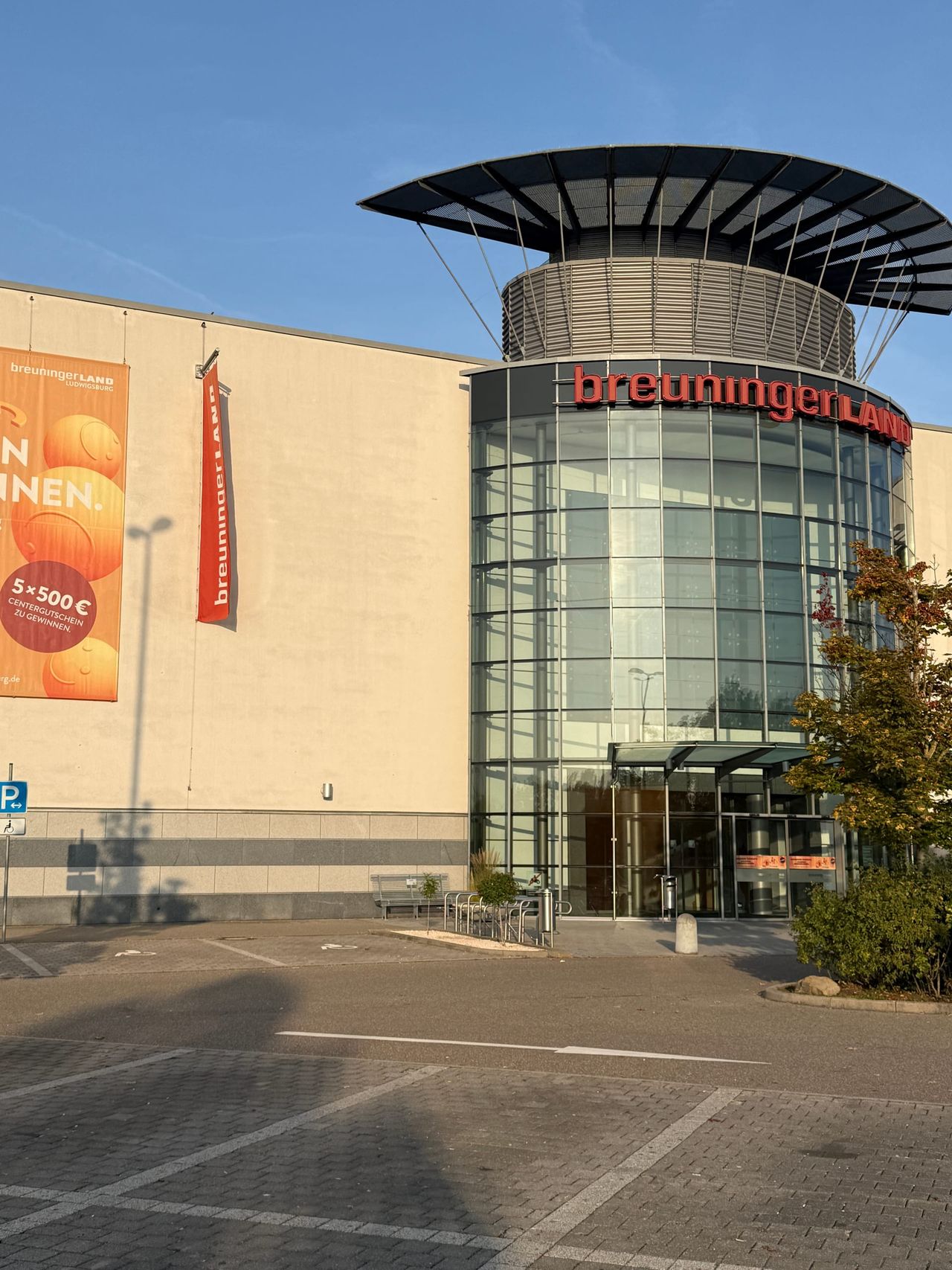 Hochformat des Haupteingangs des Breuningerland Ludwigsburg mit Rundturm im Morgenlicht