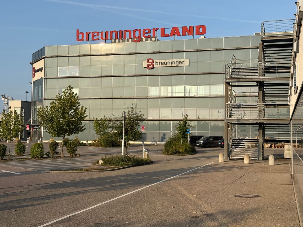 Fassade des Breuningerland Ludwigsburg mit angrenzendem Parkhaus und Außentreppe