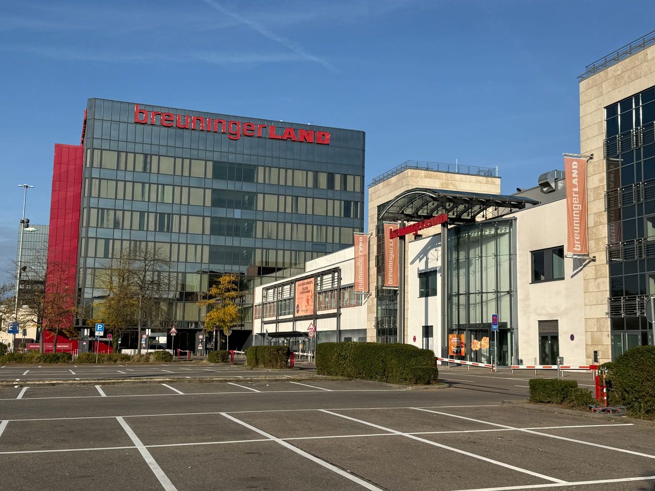 Eingangsbereich des Breuningerland Sindelfingen mit verglastem Rundturm und Schriftzug