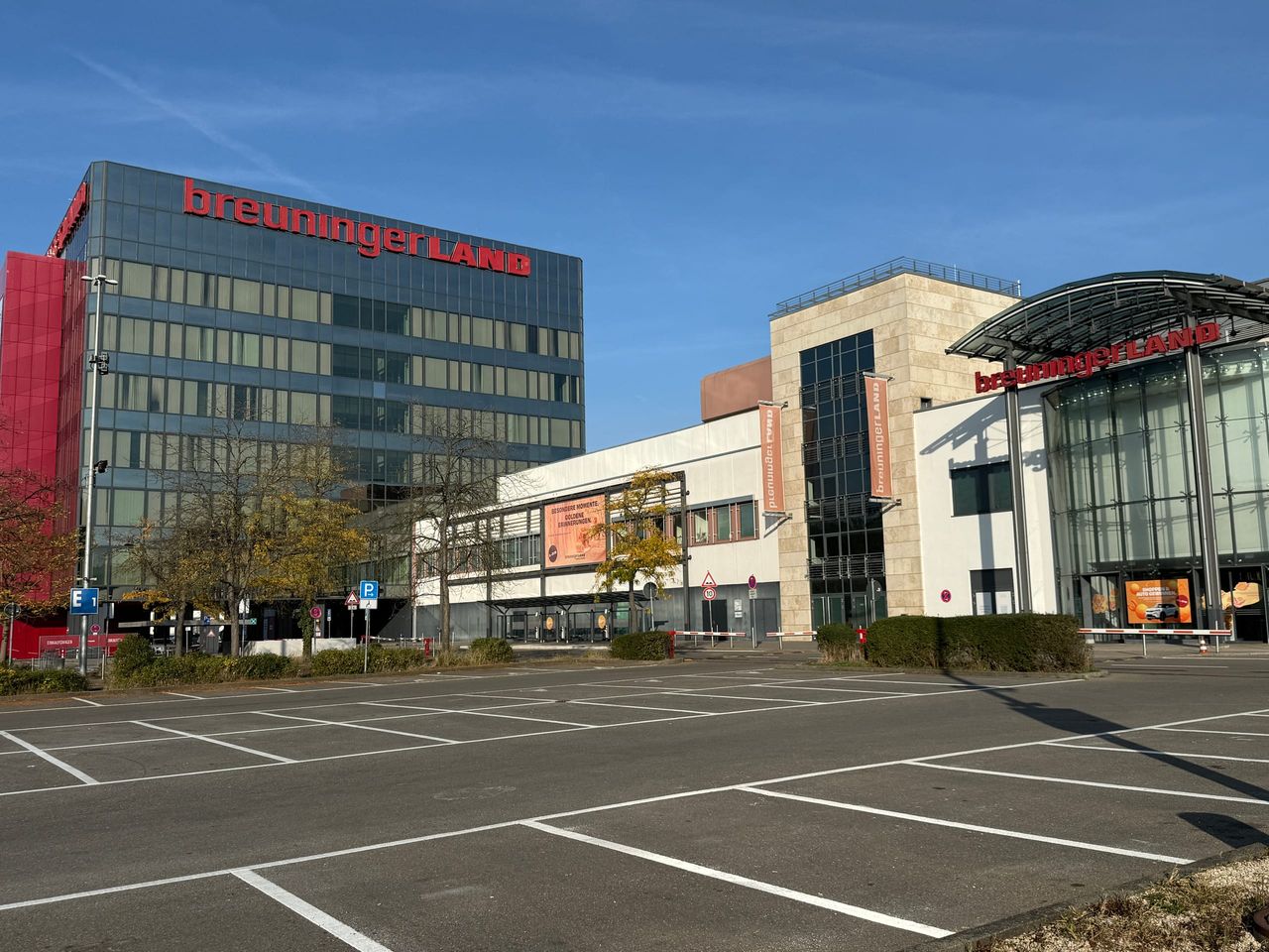 Fassade des Breuningerland Sindelfingen mit rotem Schriftzug, vom Parkplatz aus gesehen