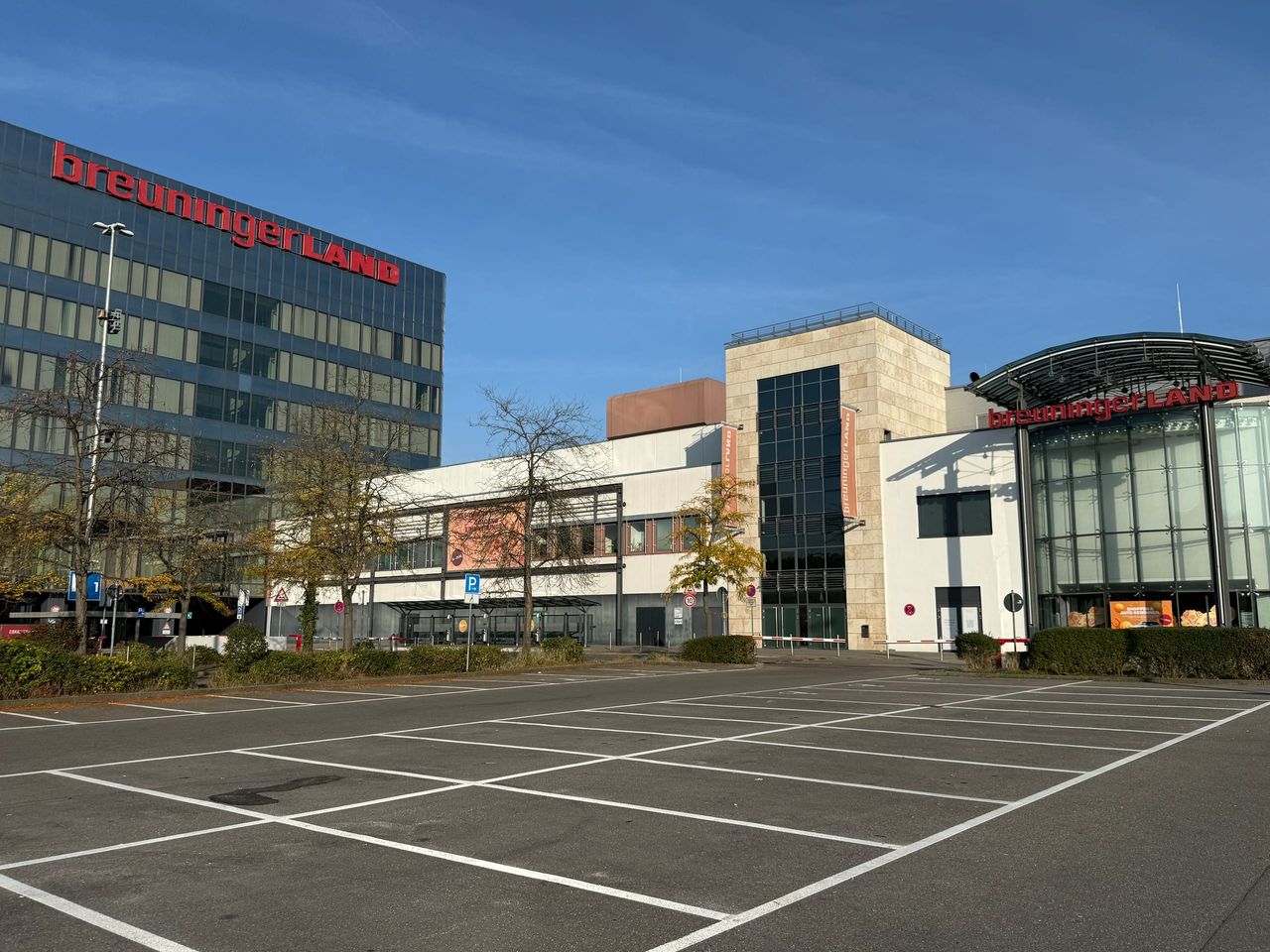 Seitliche Ansicht der Fassade des Breuningerland Sindelfingen über den Parkplatz