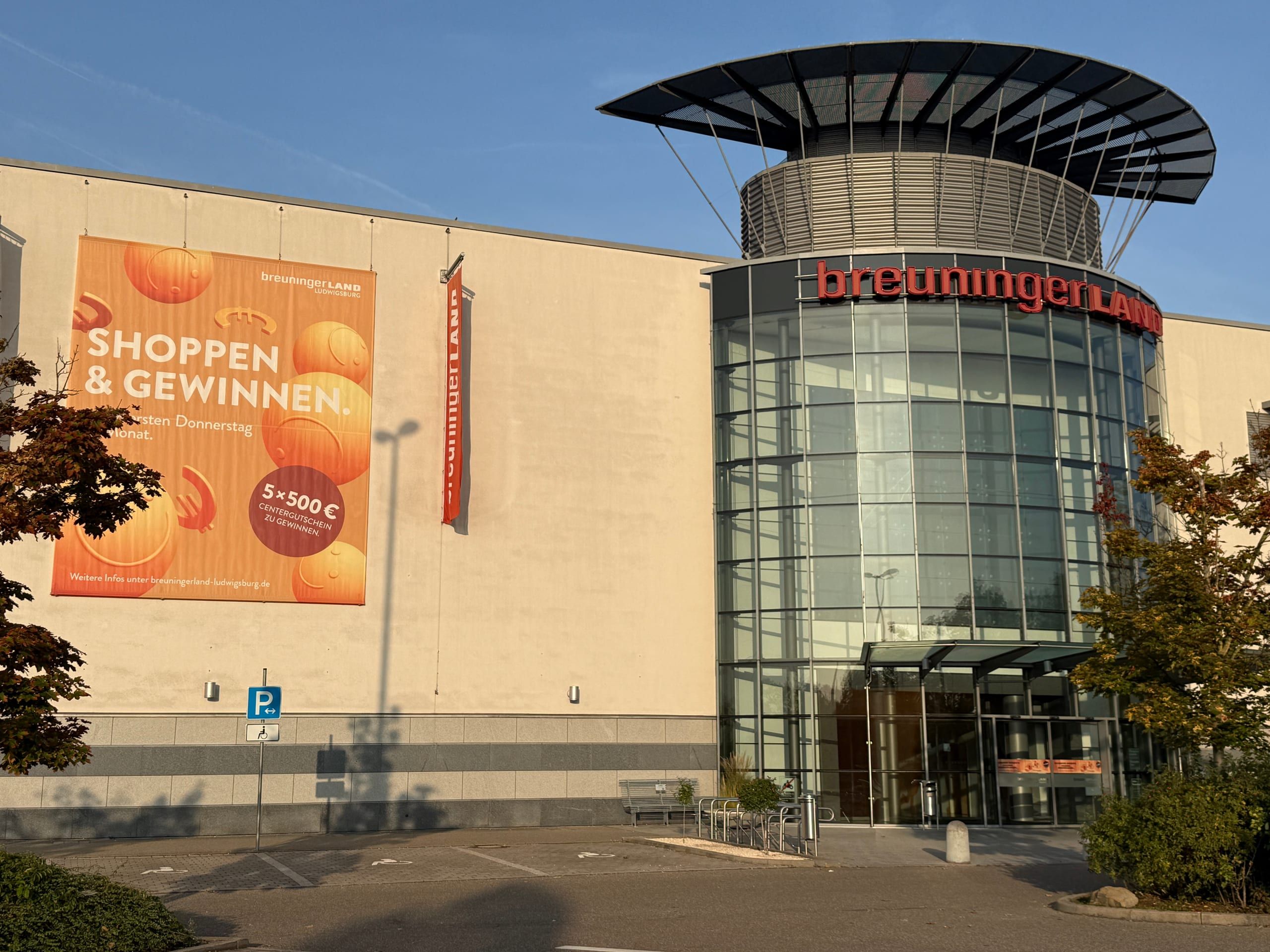 Haupteingang des Breuningerland Ludwigsburg mit verglastem Rundturm und Schriftzug