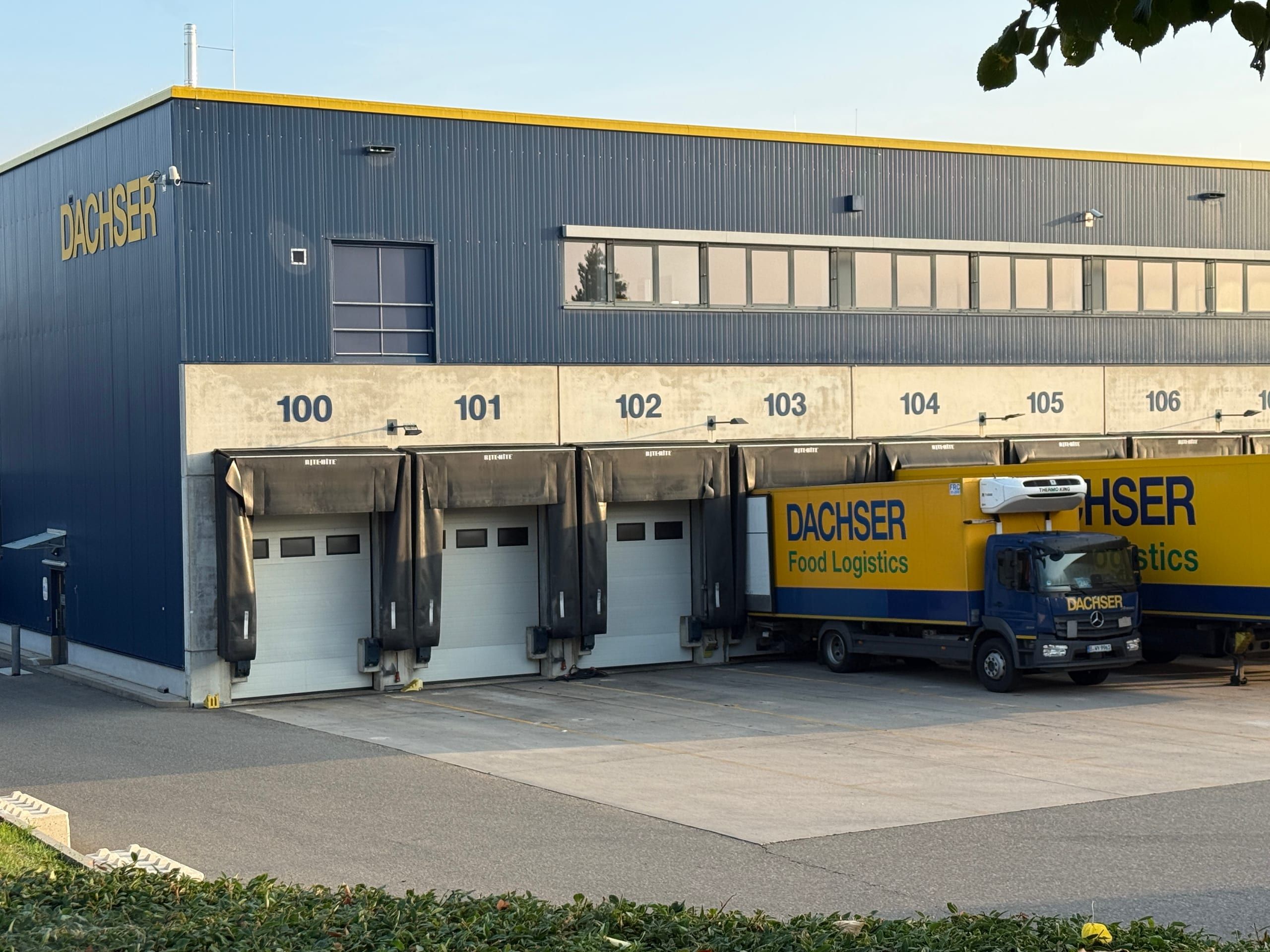 Laderampe des DACHSER Logistikzentrums Kornwestheim mit nummerierten Toren und LKW