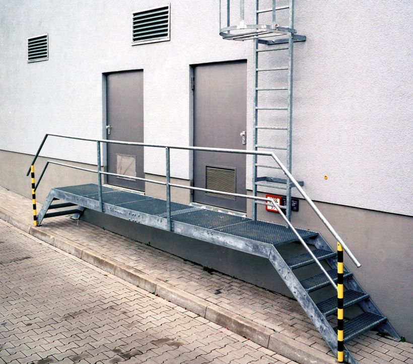Einflügelige Mehrzwecktüren „KB" im Außeneinsatz, rechts mit Lüftungsgitter